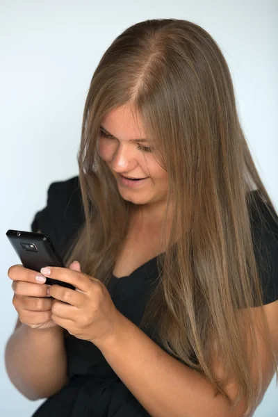 Fille, textos avec téléphone intelligent — Photo