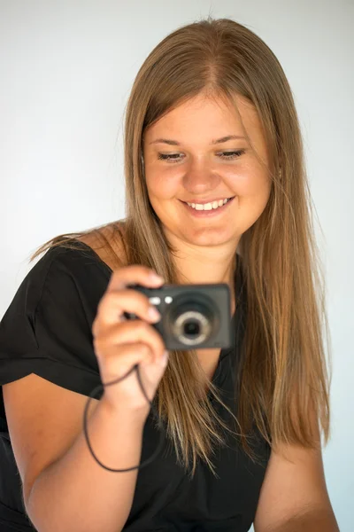 Flicka med digitalkamera — Stockfoto