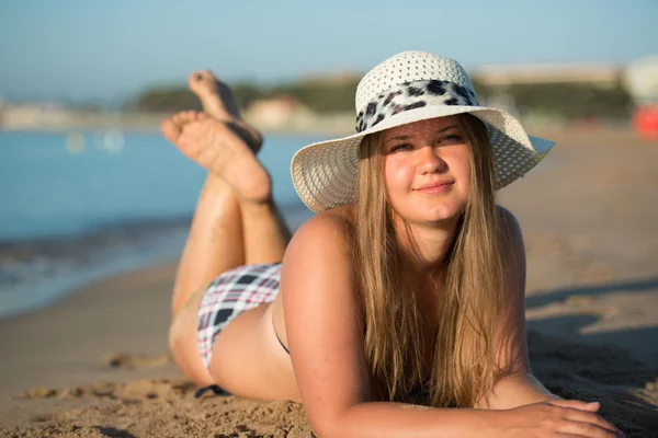 Girl sunbathing wearing hat — Stock Photo, Image