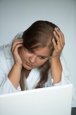 Bilgisayarlı genç doktor.