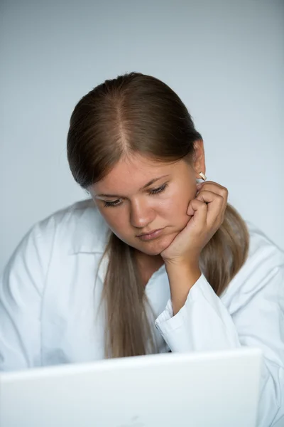 Ung läkare med bärbar dator — Stockfoto