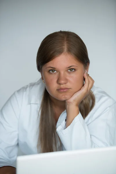 Jeune médecin avec ordinateur portable — Photo