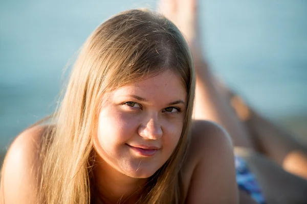 Meisje op het strand — Stockfoto