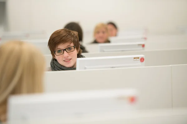 Meisjes met computer — Stockfoto