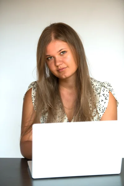 Menina com computador — Fotografia de Stock