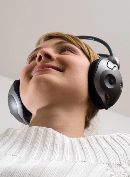 Menina com fones de ouvido — Fotografia de Stock