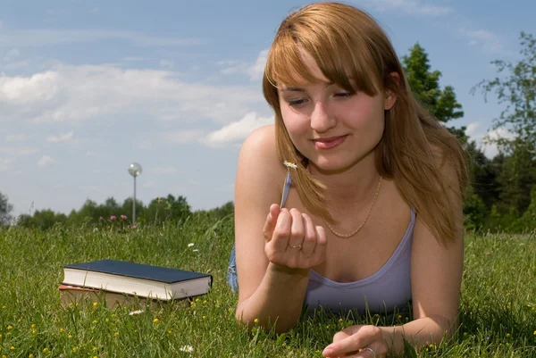 Fille avec un livre — Photo