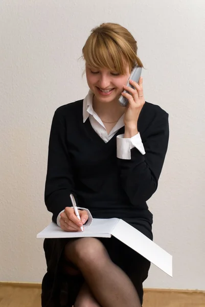 Blondine am Telefon — Stockfoto