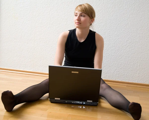 Blondy with laptop — Stock Photo, Image