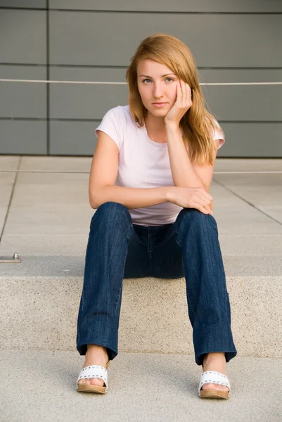 Sitzendes Mädchen — Stockfoto