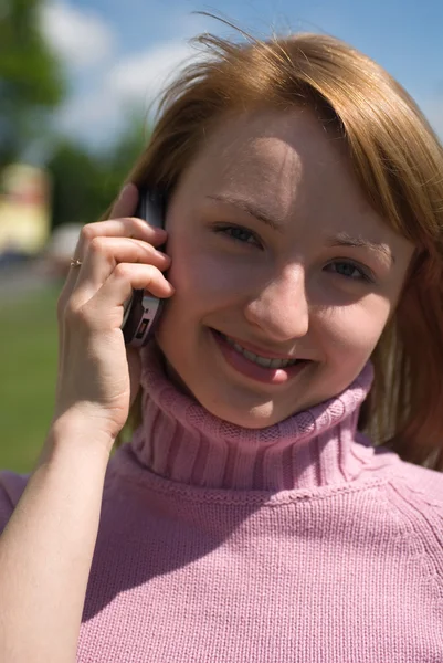 Schoonheid en de telefoon — Stockfoto