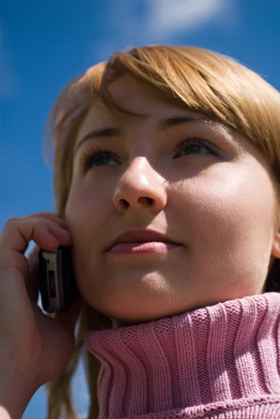 Schoonheid en de telefoon — Stockfoto