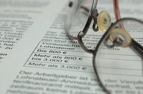 Glasses on business report — Stock Photo, Image