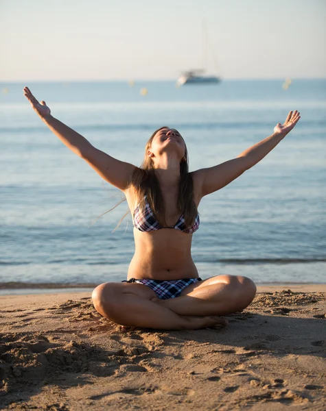 Entspannendes Yoga-Mädchen — Stockfoto