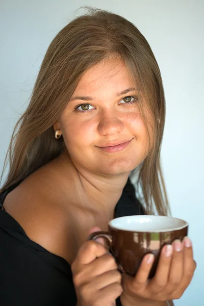 Flicka med kopp kaffe — Stockfoto