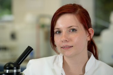 Laboratuvarda çalışan
