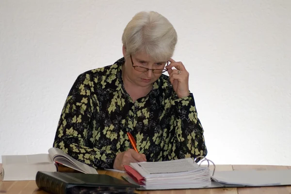 Kobieta czytająca — Zdjęcie stockowe