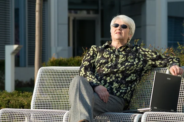 Frau mit Laptop — Stockfoto