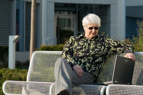 Frau mit Laptop — Stockfoto