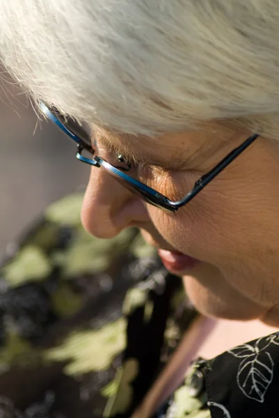 Porträtt av äldre kvinna — Stockfoto