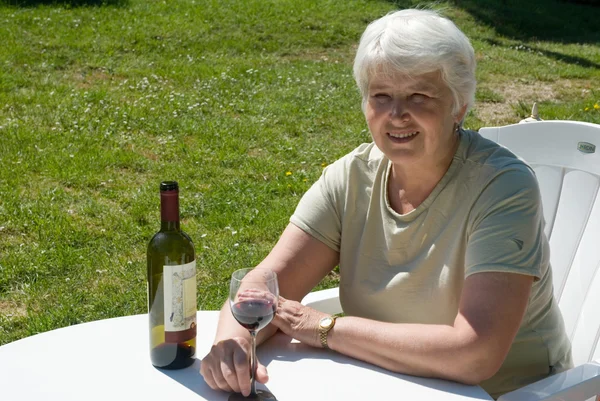 Relajante con el vino — Foto de Stock