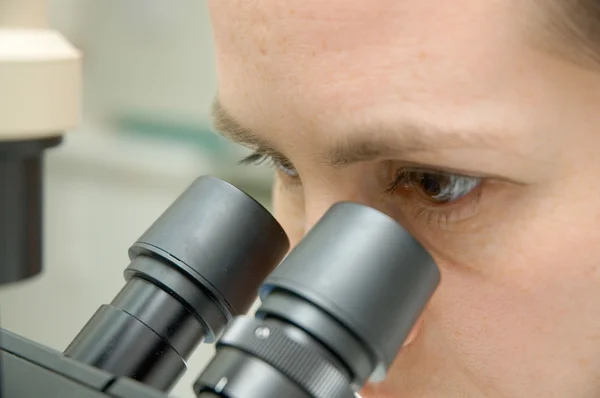 Cientista e microscópio — Fotografia de Stock