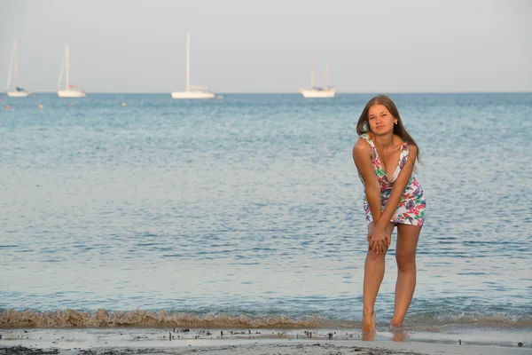 Mujer joven en el mar — Foto de Stock