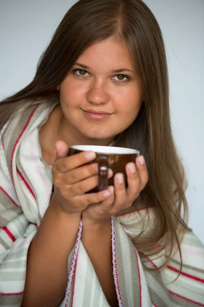 Νεαρή γυναίκα πίνοντας καφέ — Φωτογραφία Αρχείου