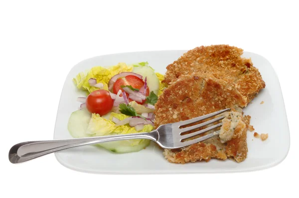 Fischkuchen und Salat — Stockfoto