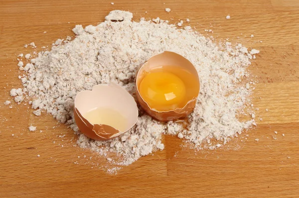 Cracked egg and flour — Stock Photo, Image