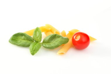 fesleğen makarna domates