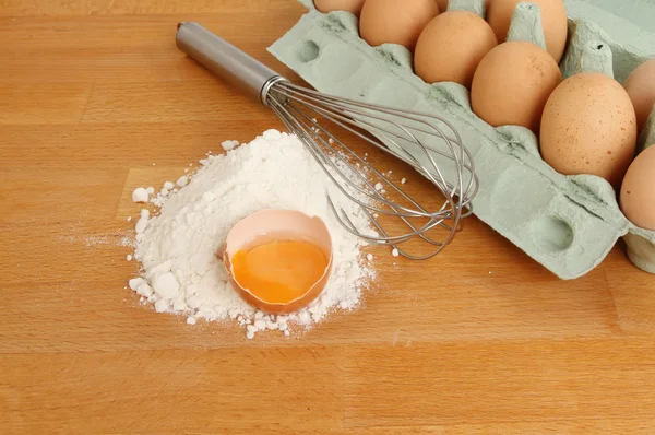 打蛋器面粉和鸡蛋 — 图库照片