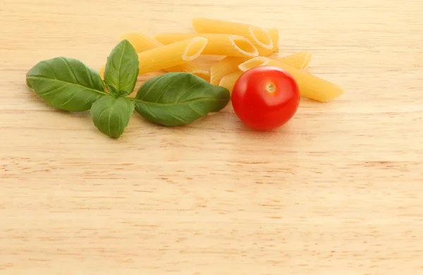 Bazylia makaron pomidor na drewno — Zdjęcie stockowe