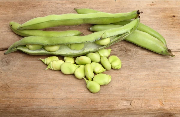 Broad beans on wood — Stock Photo, Image