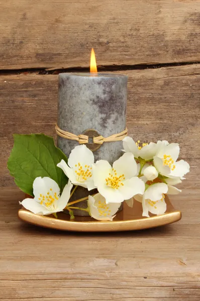 Svíčka a bílé květiny — Stock fotografie
