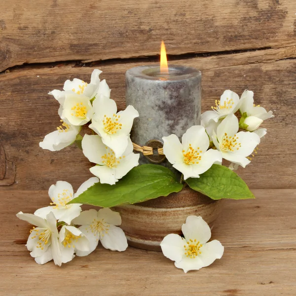 蜡烛和山梅花的花朵 — 图库照片
