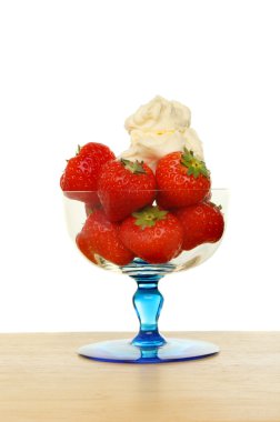 çilek ve krema bir dondurma cam