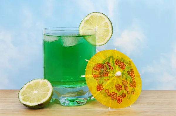 Lime cocktail and umbrella — Stock Photo, Image