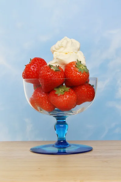 Strawberries and cream — Stock Photo, Image
