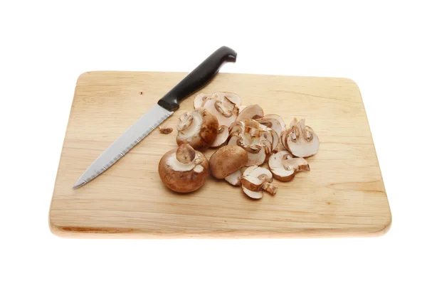 Нарезанные каштановые грибы — стоковое фото