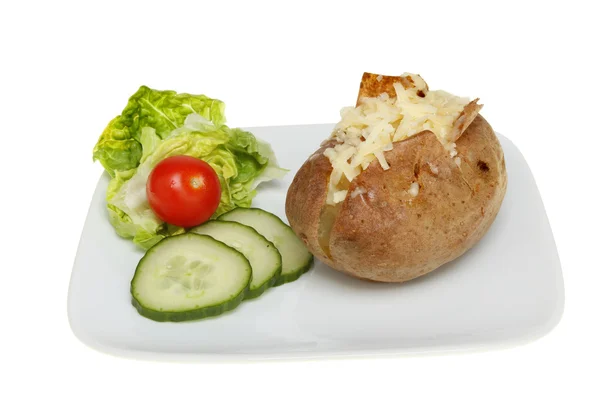 Запеченный картофель и салат — стоковое фото