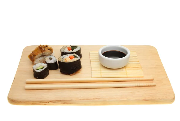 Sushi auf einem Brett — Stockfoto