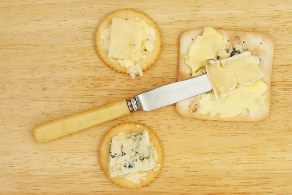 Galletas de queso y cuchillo —  Fotos de Stock