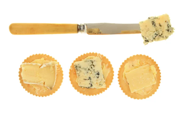 チーズ ビスケットとナイフ — ストック写真