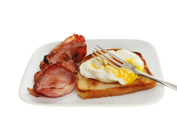 Poached egg and bacon — Stock Photo, Image