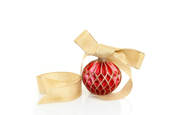 Boule de Noël et ruban d'or — Photo