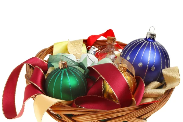 Baubles sepet içinde — Stok fotoğraf