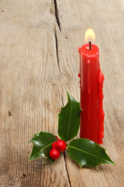 Vela roja y acebo — Foto de Stock