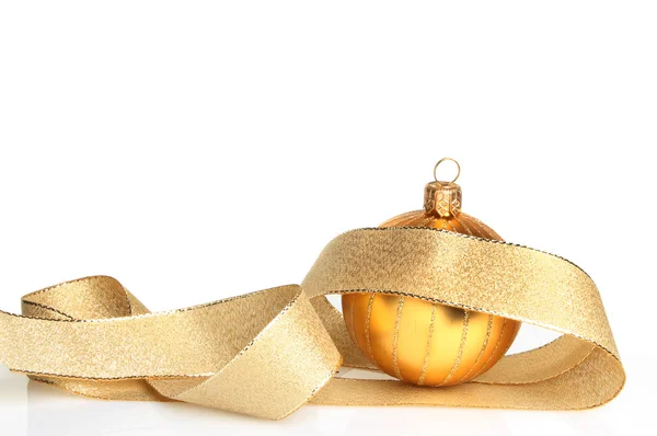 Gold Weihnachtskugel und Schleife — Stockfoto