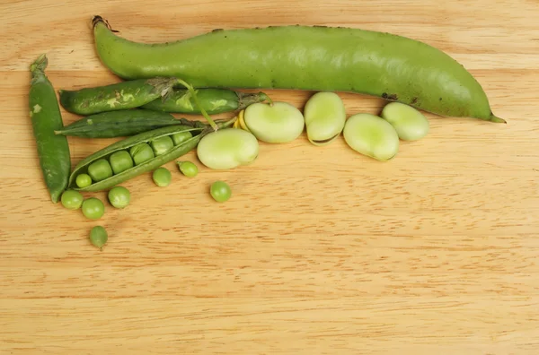 Beans and peas on wood — Stock Photo, Image